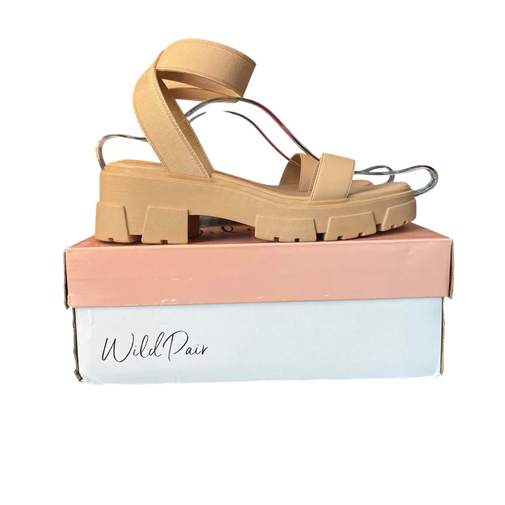 Wild‎ Pair Women's Beige Chunky Sandals NIB